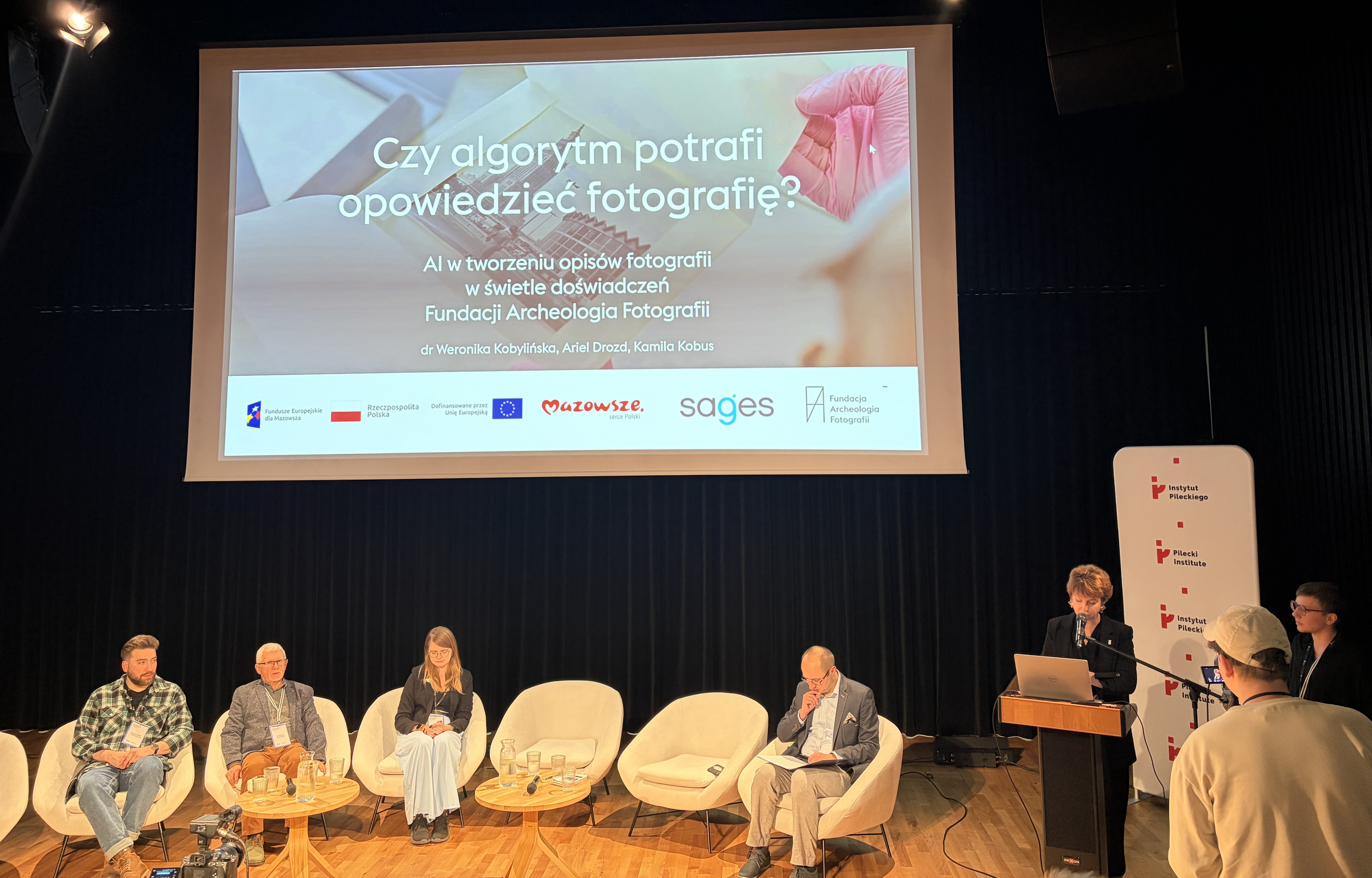 Występienie podczas konferencji Laboratoria innowacji. AI w archiwach. Twierdza Archiwum