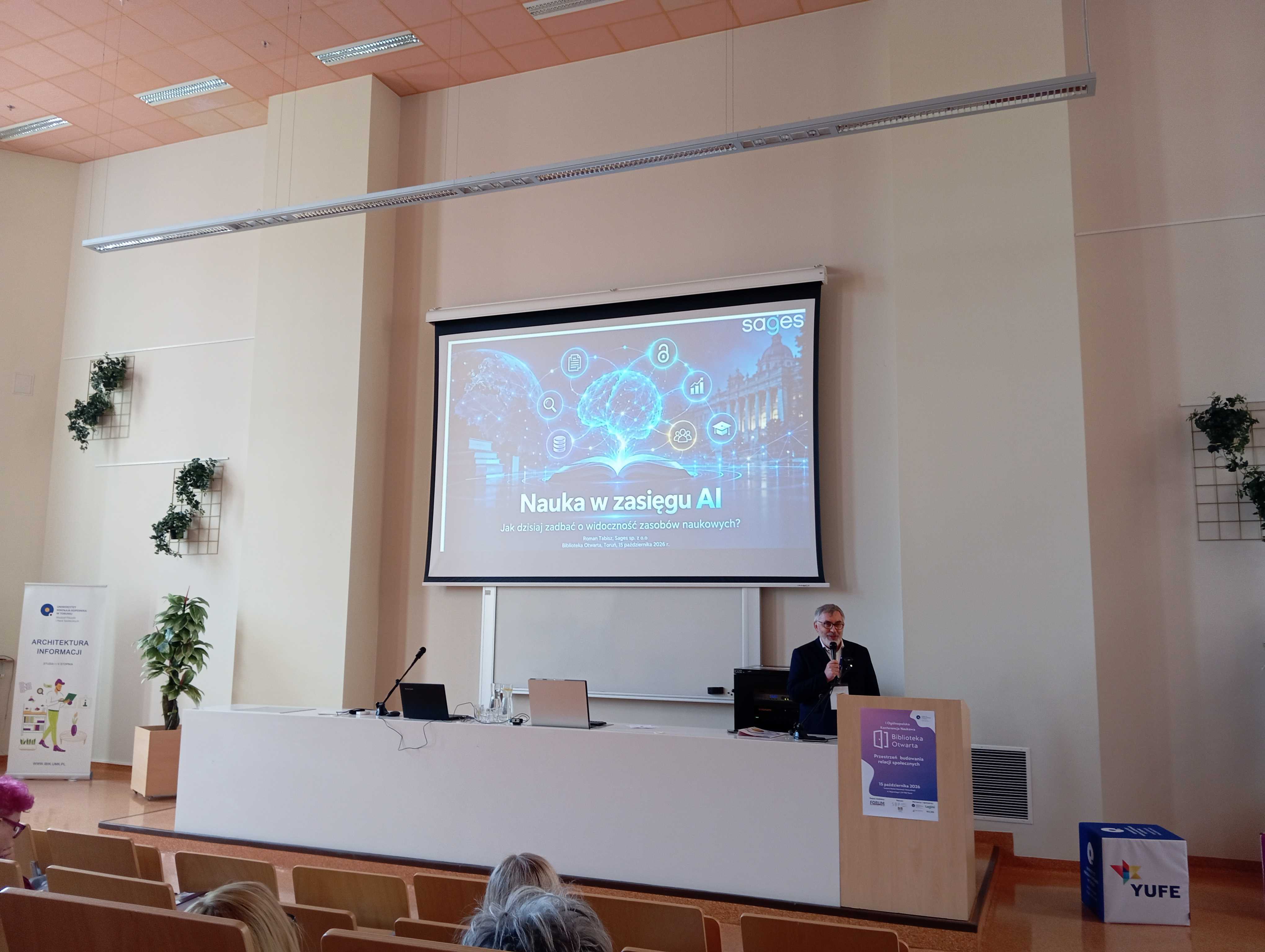 Wystąpienie Sages podczas konferencji