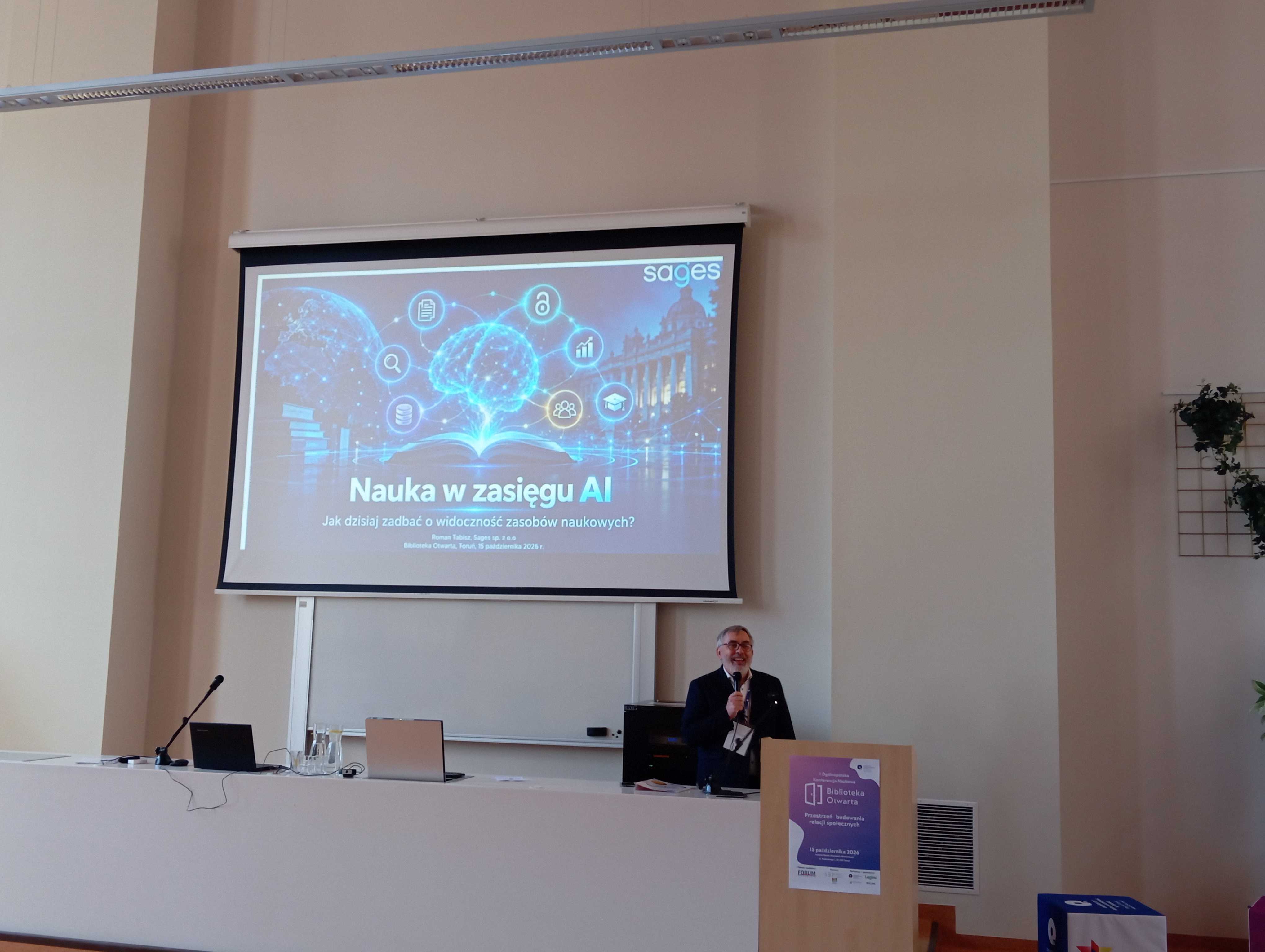 Wystąpienie Sages podczas konferencji