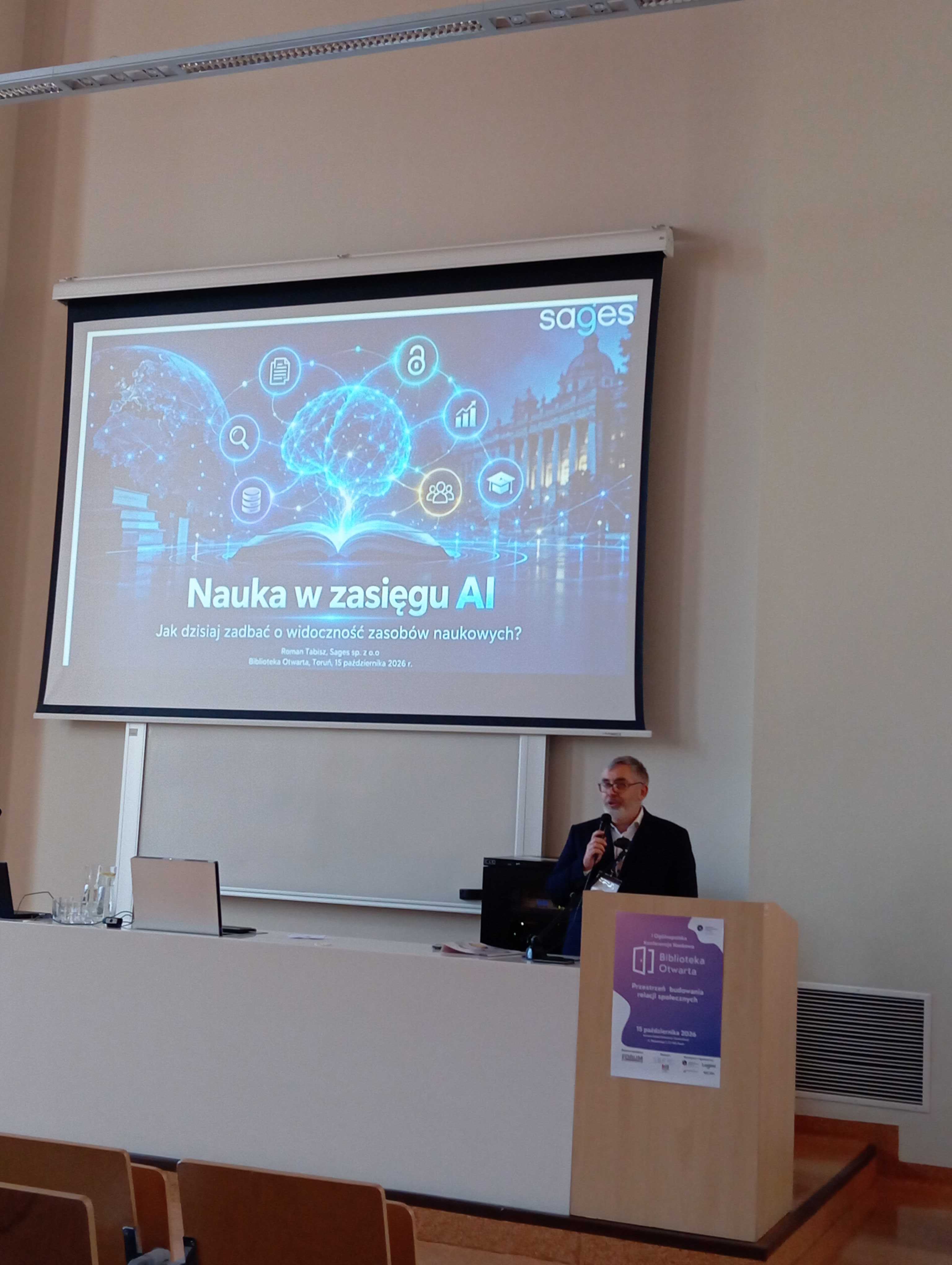 Wystąpienie Sages podczas konferencji