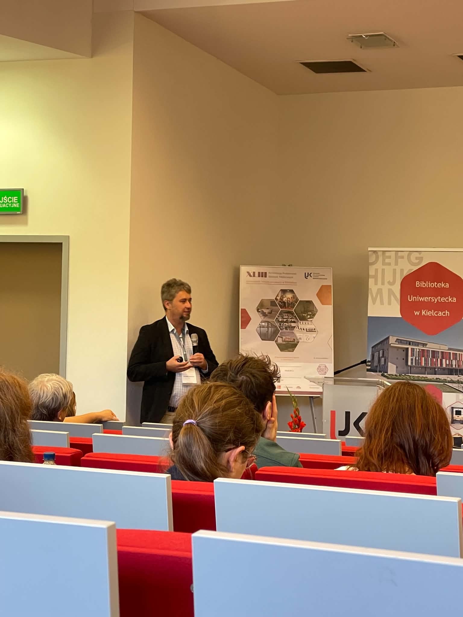 Wystąpienie Sages podczas konferencji w Kielcach